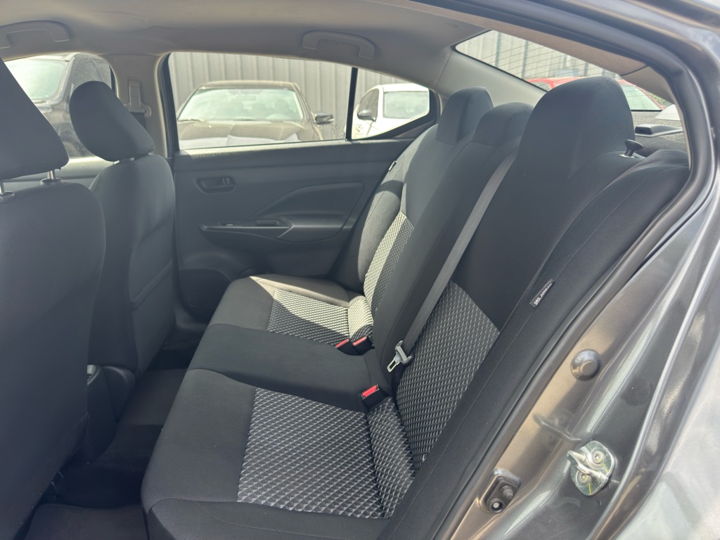 Photo 11 of this NISSAN VERSA