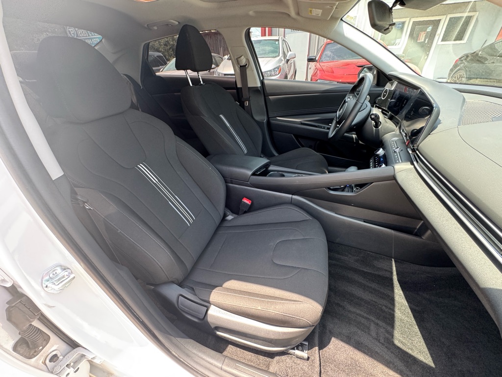 Photo 21 of this HYUNDAI ELANTRA