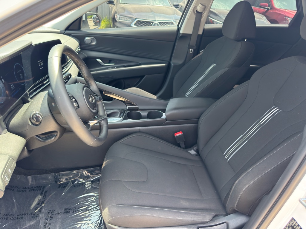 Photo 13 of this HYUNDAI ELANTRA