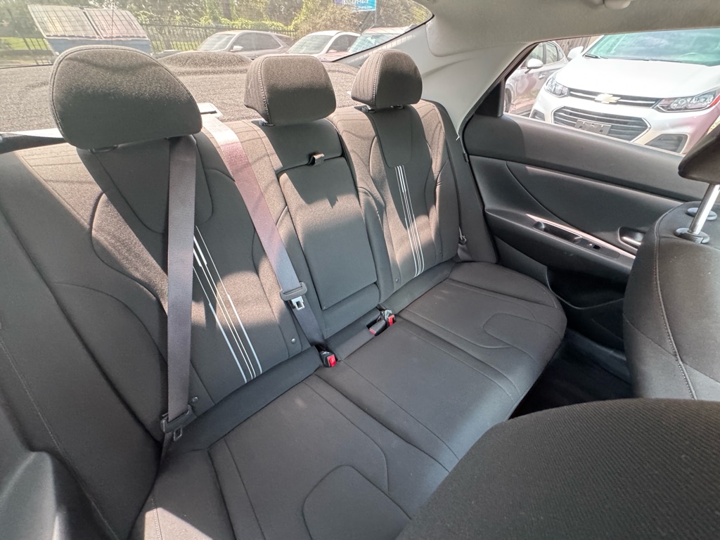Photo 22 of this HYUNDAI ELANTRA