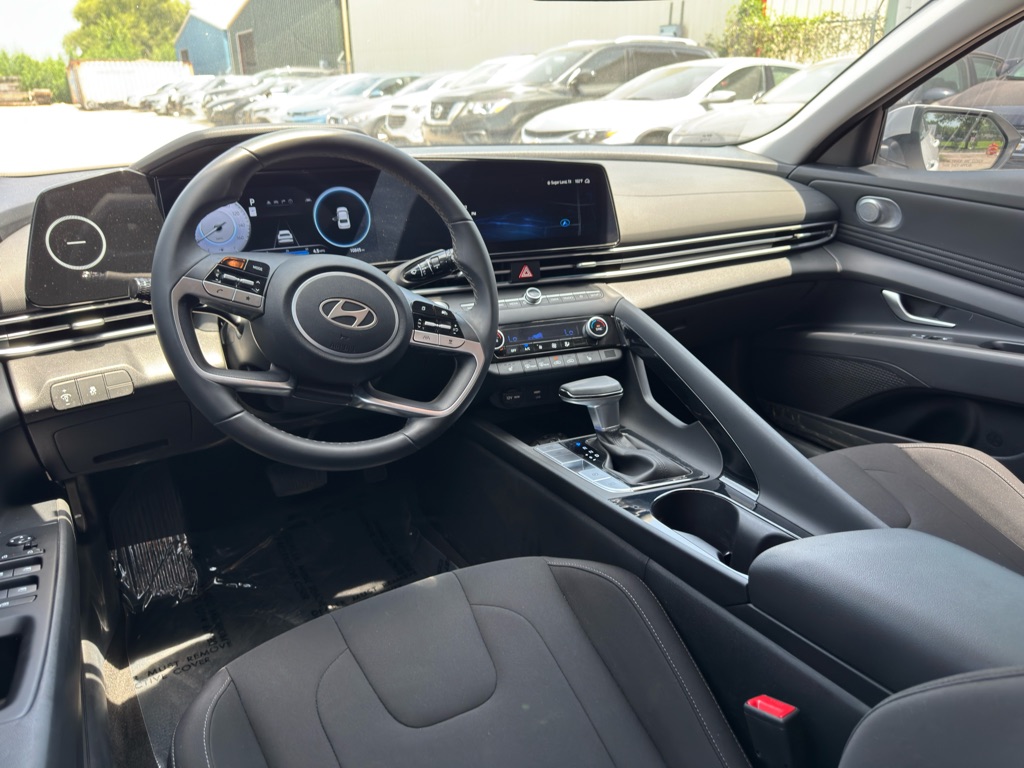 Photo 11 of this HYUNDAI ELANTRA