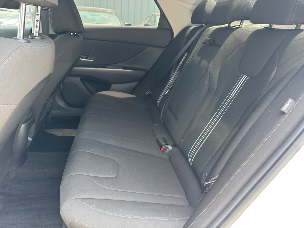 Photo 10 of this HYUNDAI ELANTRA
