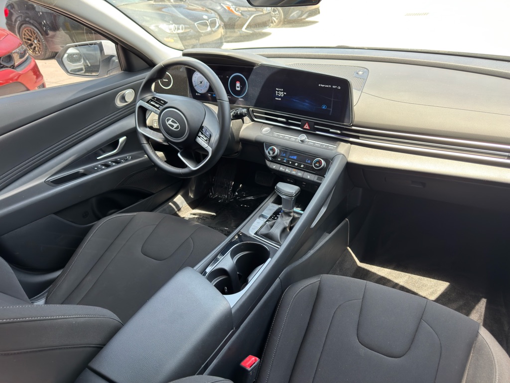 Photo 16 of this HYUNDAI ELANTRA