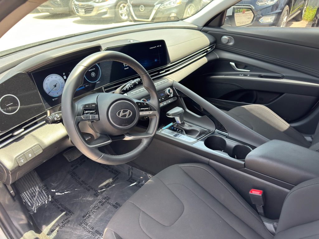 Photo 12 of this HYUNDAI ELANTRA