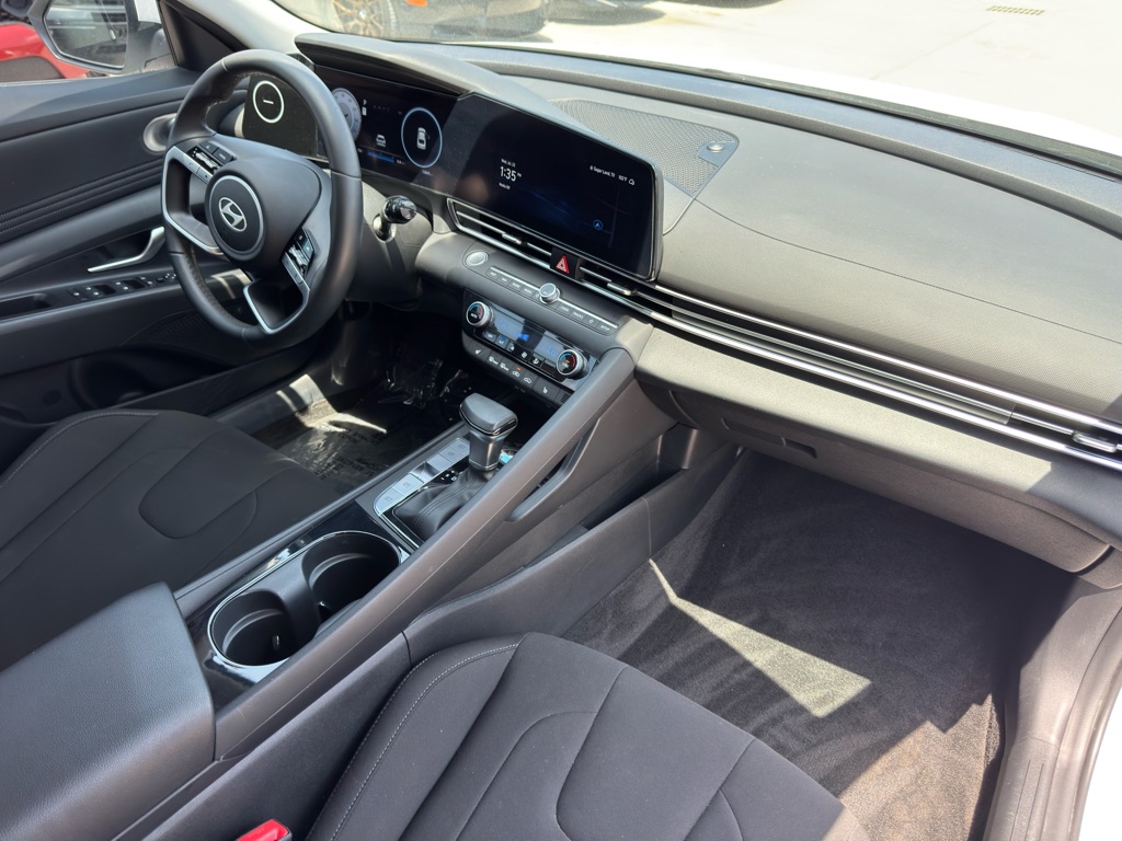 Photo 19 of this HYUNDAI ELANTRA