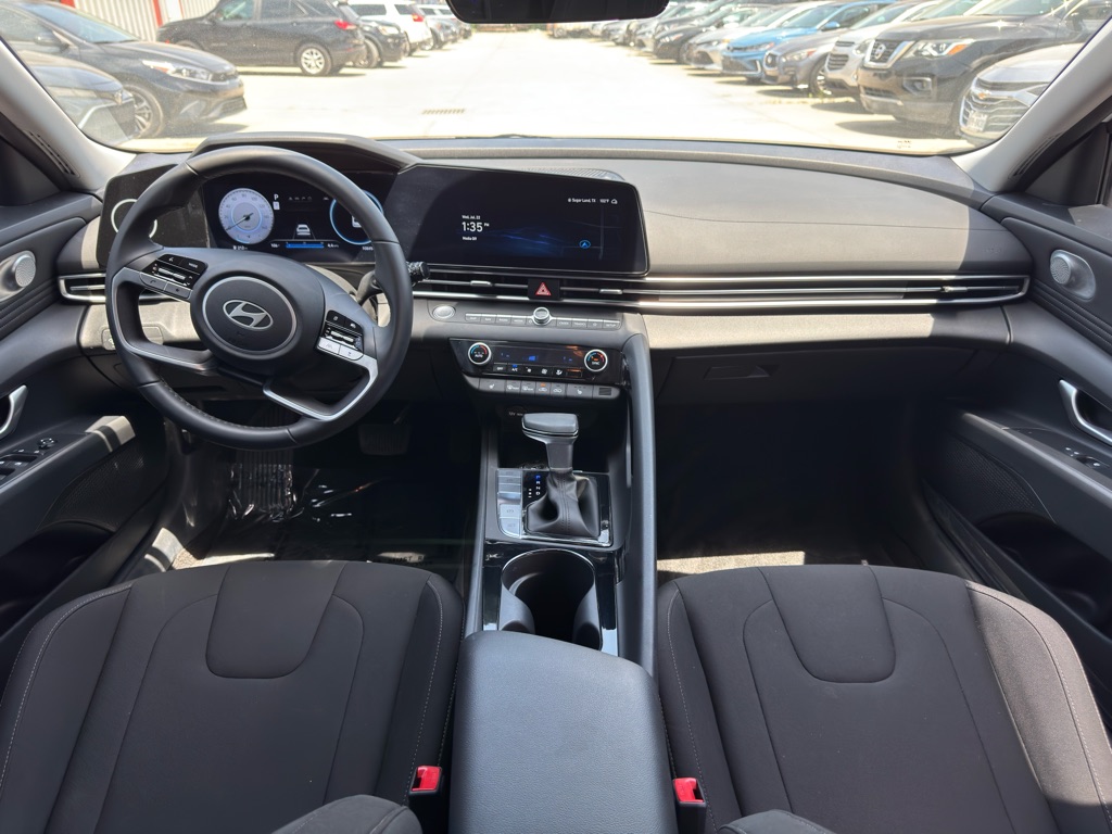 Photo 17 of this HYUNDAI ELANTRA