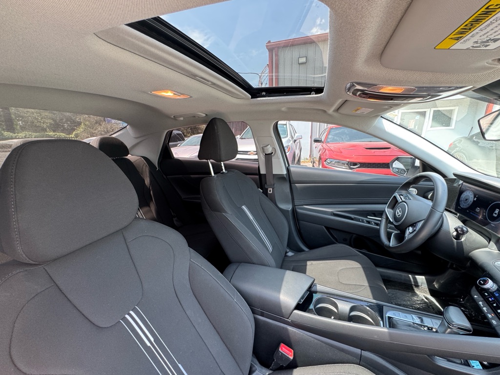 Photo 23 of this HYUNDAI ELANTRA