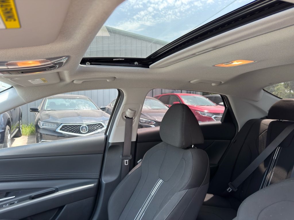 Photo 14 of this HYUNDAI ELANTRA