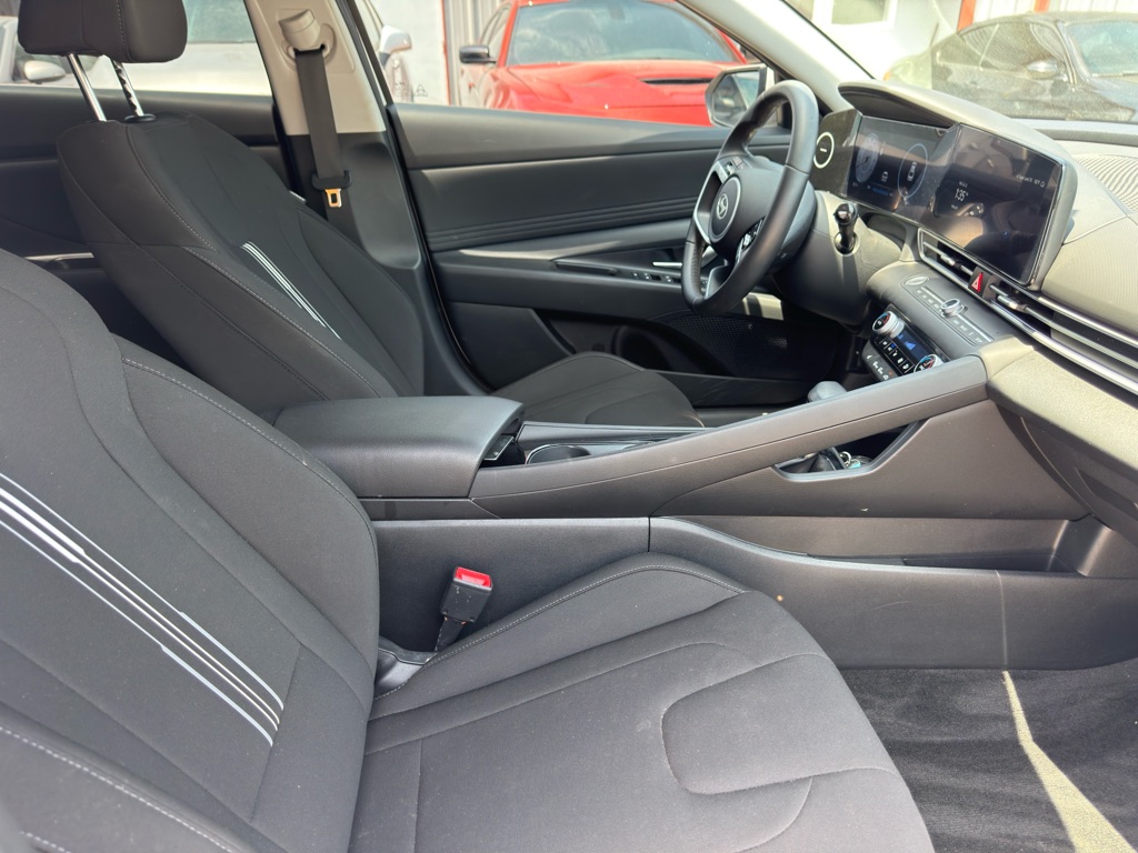 Photo 18 of this HYUNDAI ELANTRA