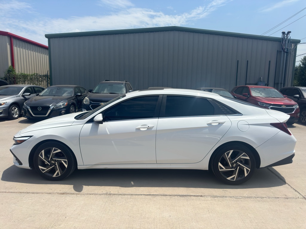 Photo 8 of this HYUNDAI ELANTRA