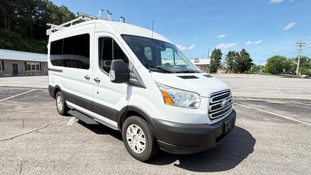 Photo 2 of this FORD TRANSIT