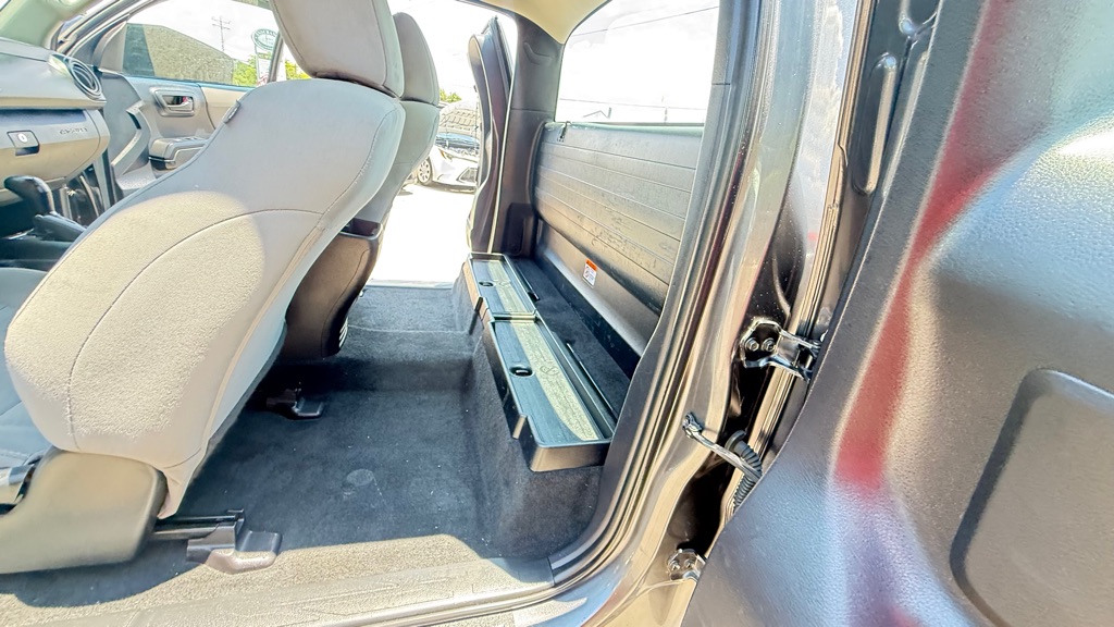 Photo 23 of this TOYOTA TACOMA