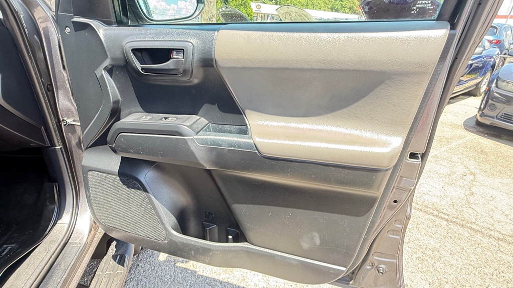 Photo 22 of this TOYOTA TACOMA