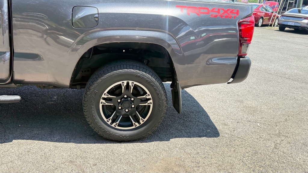 Photo 21 of this TOYOTA TACOMA