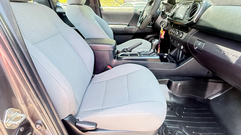 Photo 9 of this TOYOTA TACOMA