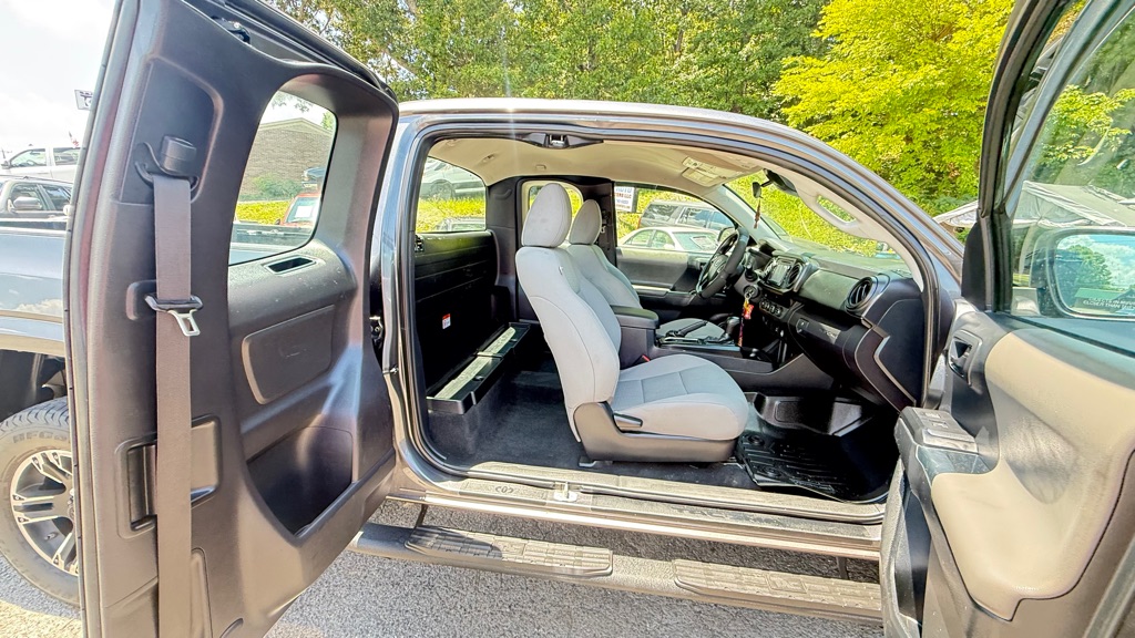 Photo 11 of this TOYOTA TACOMA