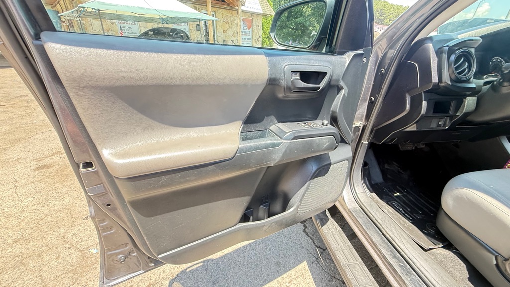 Photo 24 of this TOYOTA TACOMA