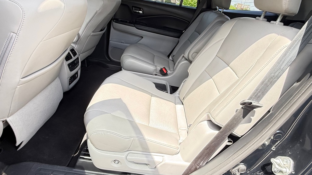 Photo 10 of this HONDA PILOT