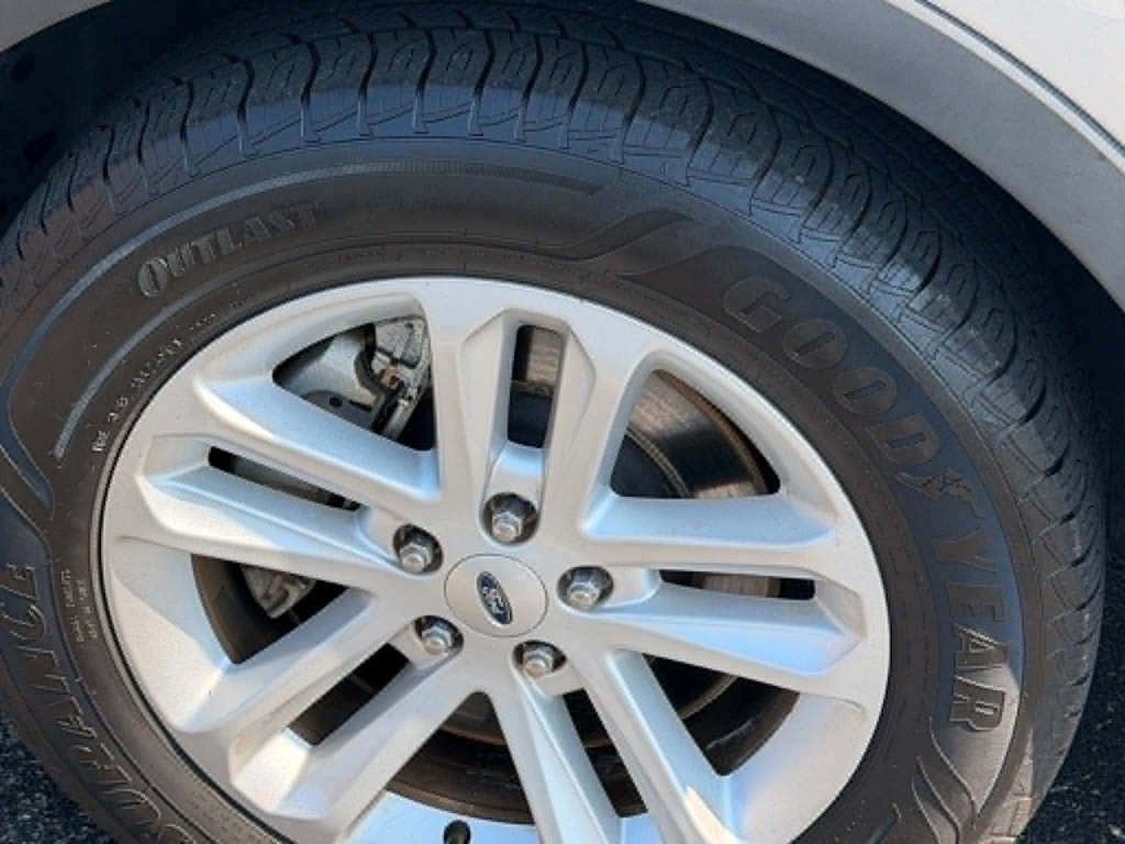 Photo 16 of this FORD EXPLORER