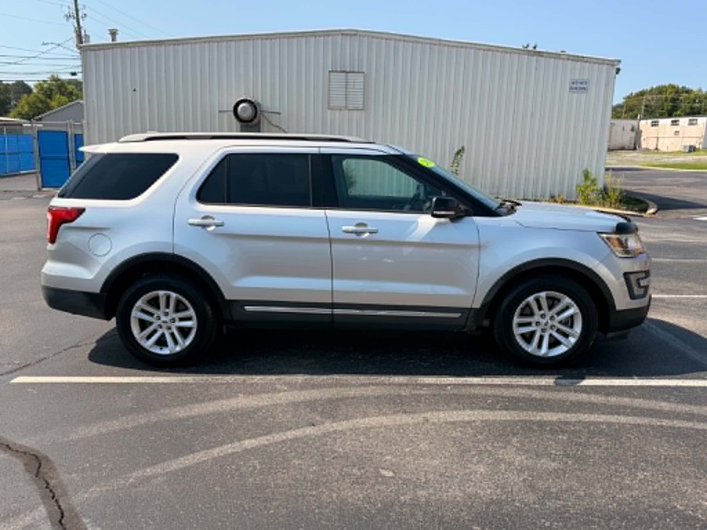 Photo 4 of this FORD EXPLORER