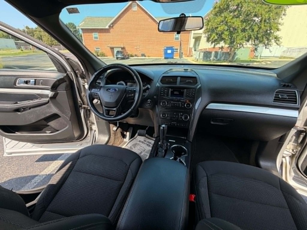 Photo 10 of this FORD EXPLORER