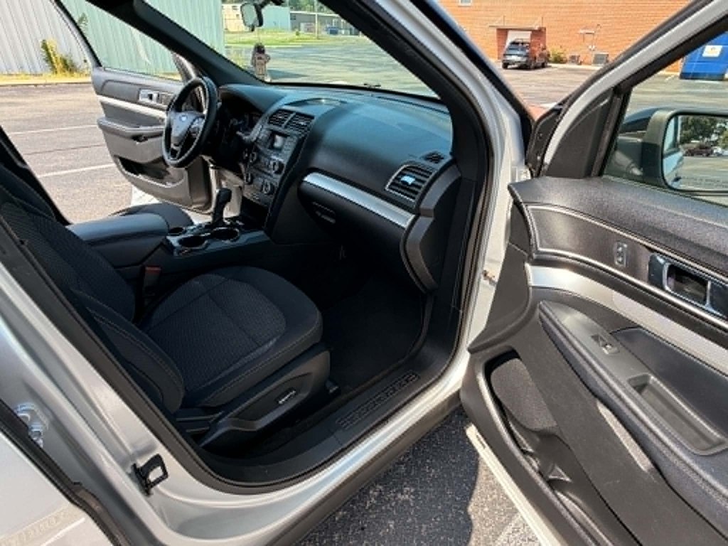 Photo 12 of this FORD EXPLORER