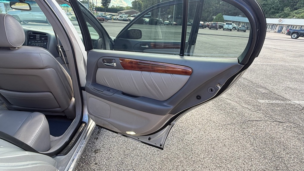 Photo 28 of this LEXUS GS 400