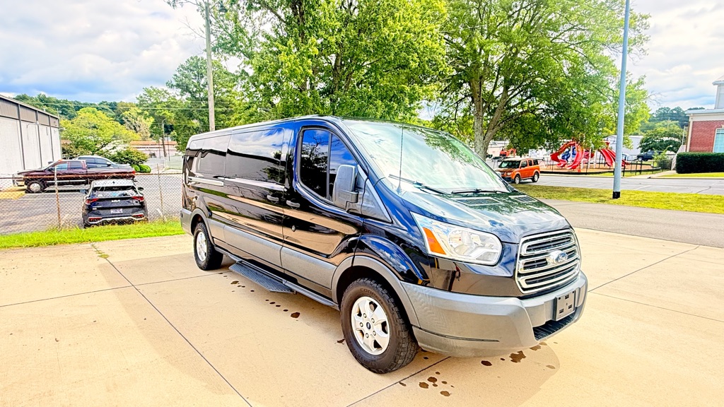 Photo 2 of this FORD TRANSIT