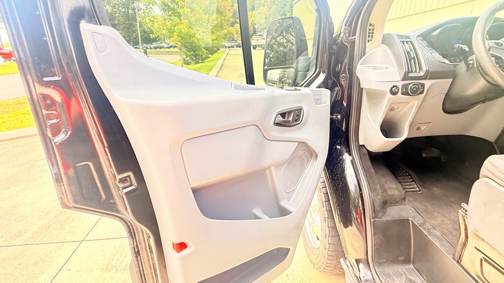 Photo 32 of this FORD TRANSIT