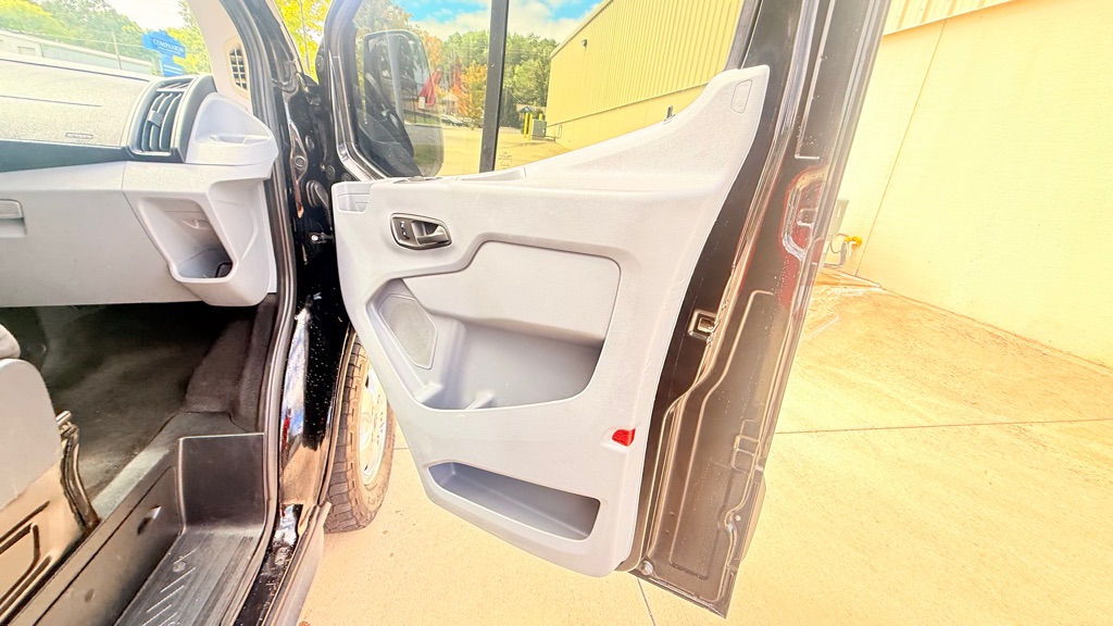 Photo 31 of this FORD TRANSIT