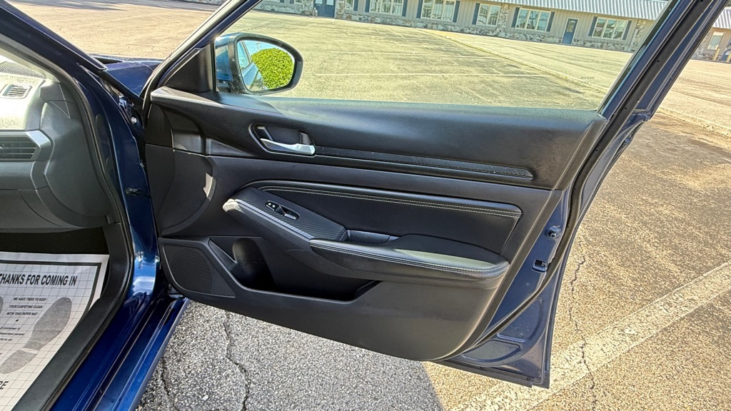 Photo 32 of this NISSAN ALTIMA