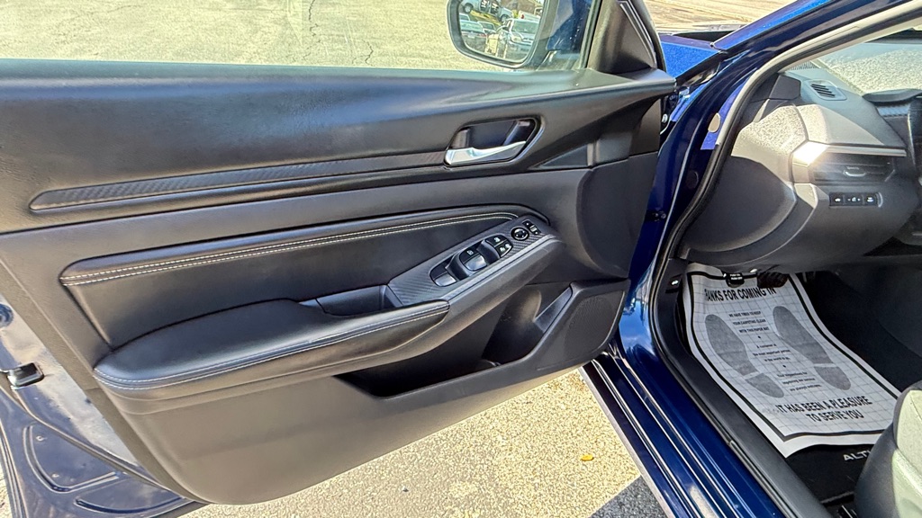 Photo 22 of this NISSAN ALTIMA