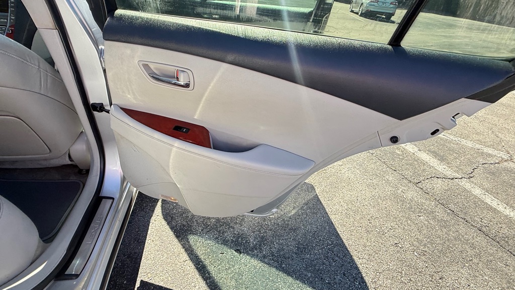 Photo 21 of this LEXUS ES