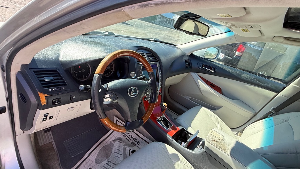 Photo 10 of this LEXUS ES
