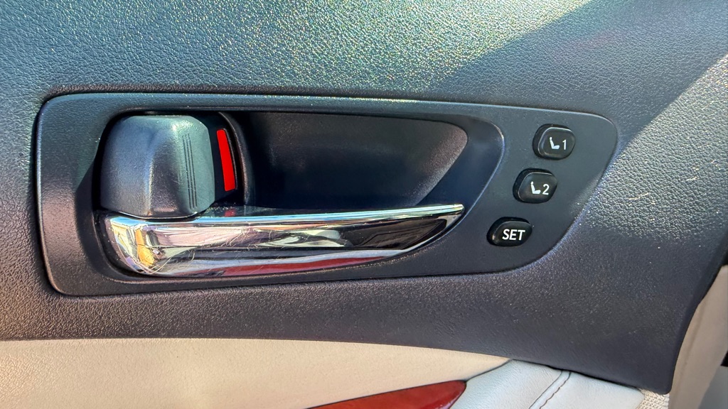 Photo 26 of this LEXUS ES
