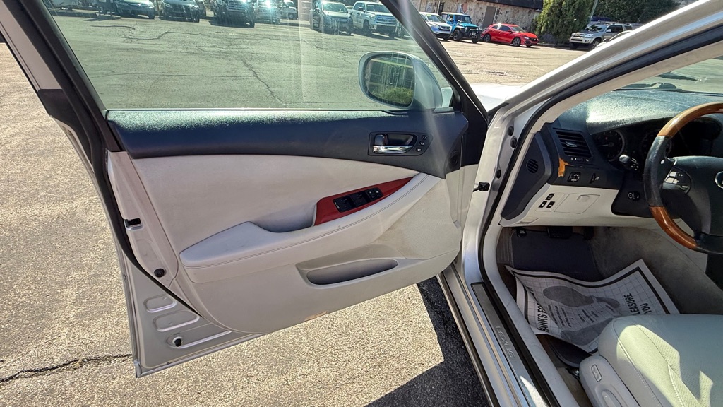 Photo 18 of this LEXUS ES