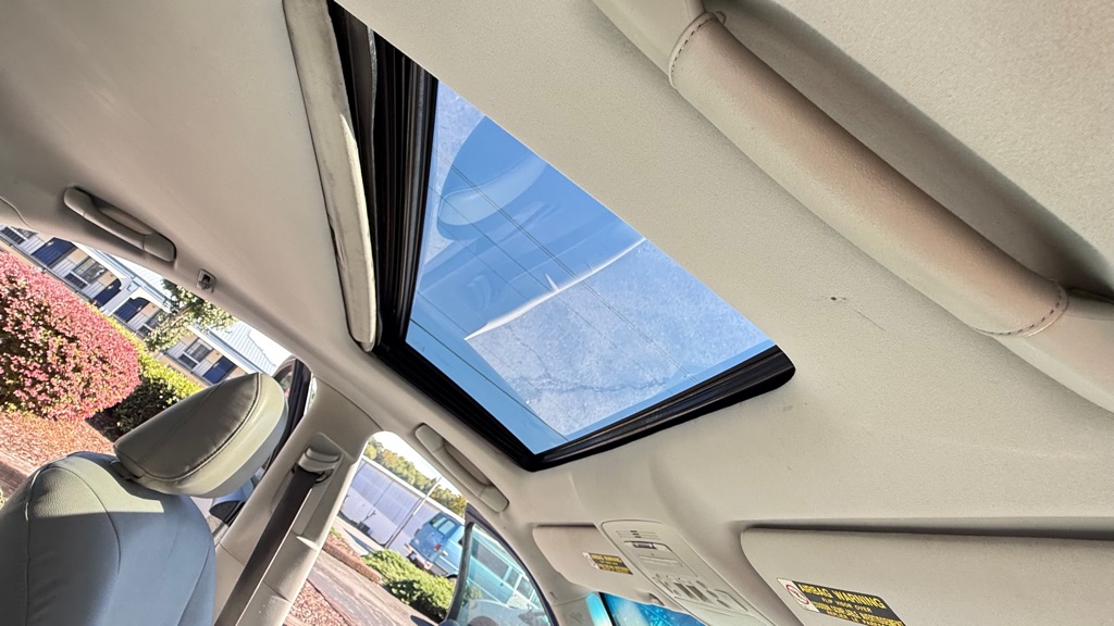 Photo 17 of this LEXUS ES