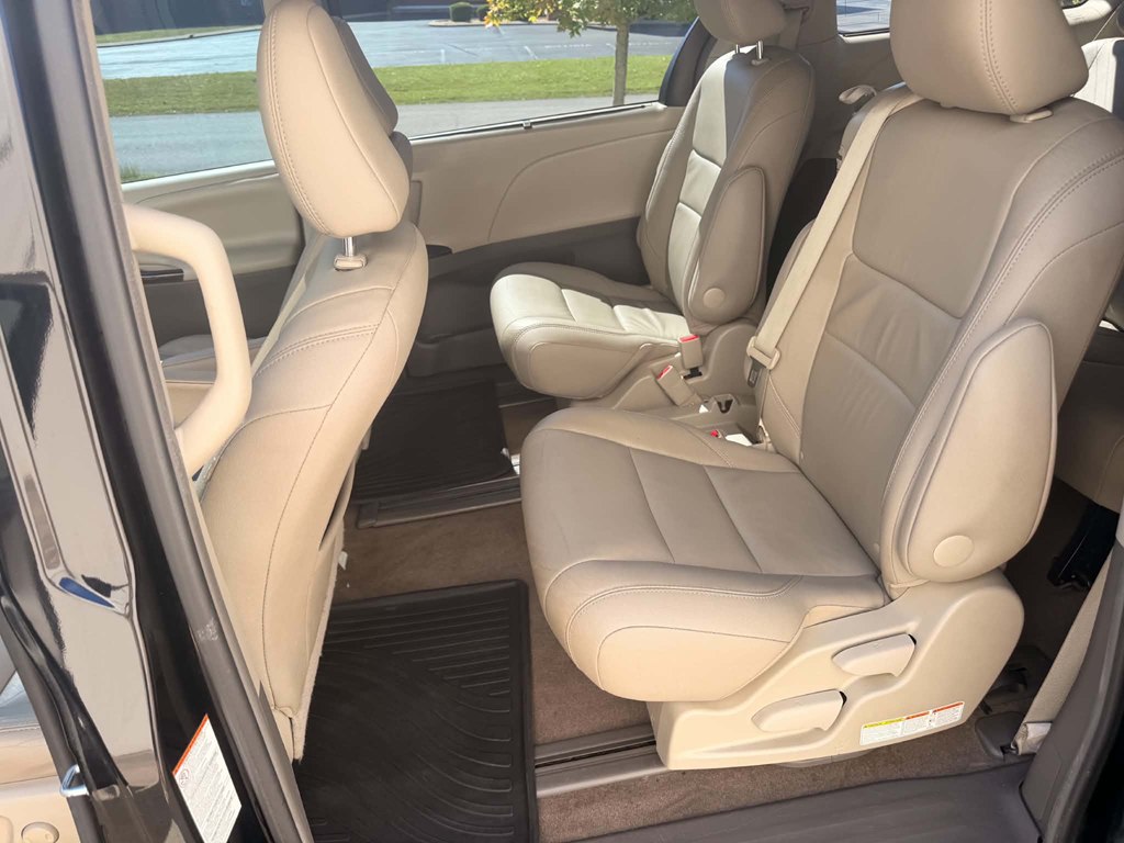Photo 18 of this TOYOTA SIENNA