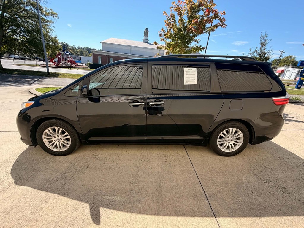 Photo 6 of this TOYOTA SIENNA