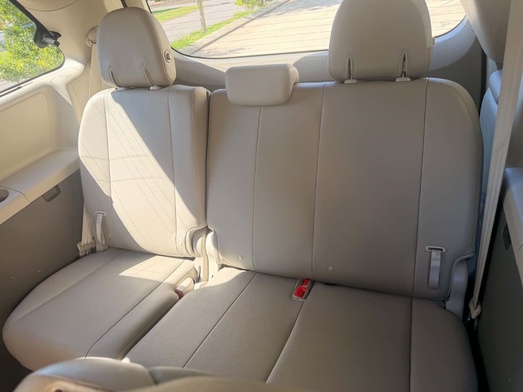 Photo 17 of this TOYOTA SIENNA