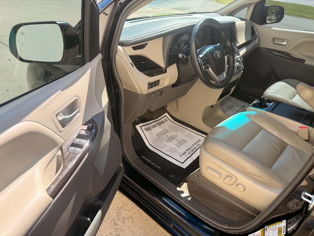 Photo 7 of this TOYOTA SIENNA