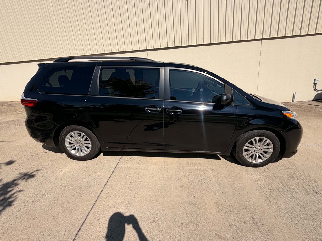 Photo 4 of this TOYOTA SIENNA