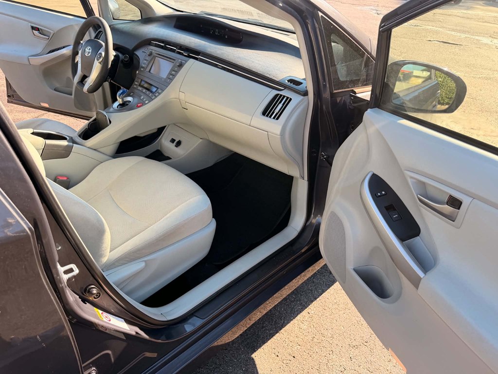 Photo 9 of this TOYOTA PRIUS