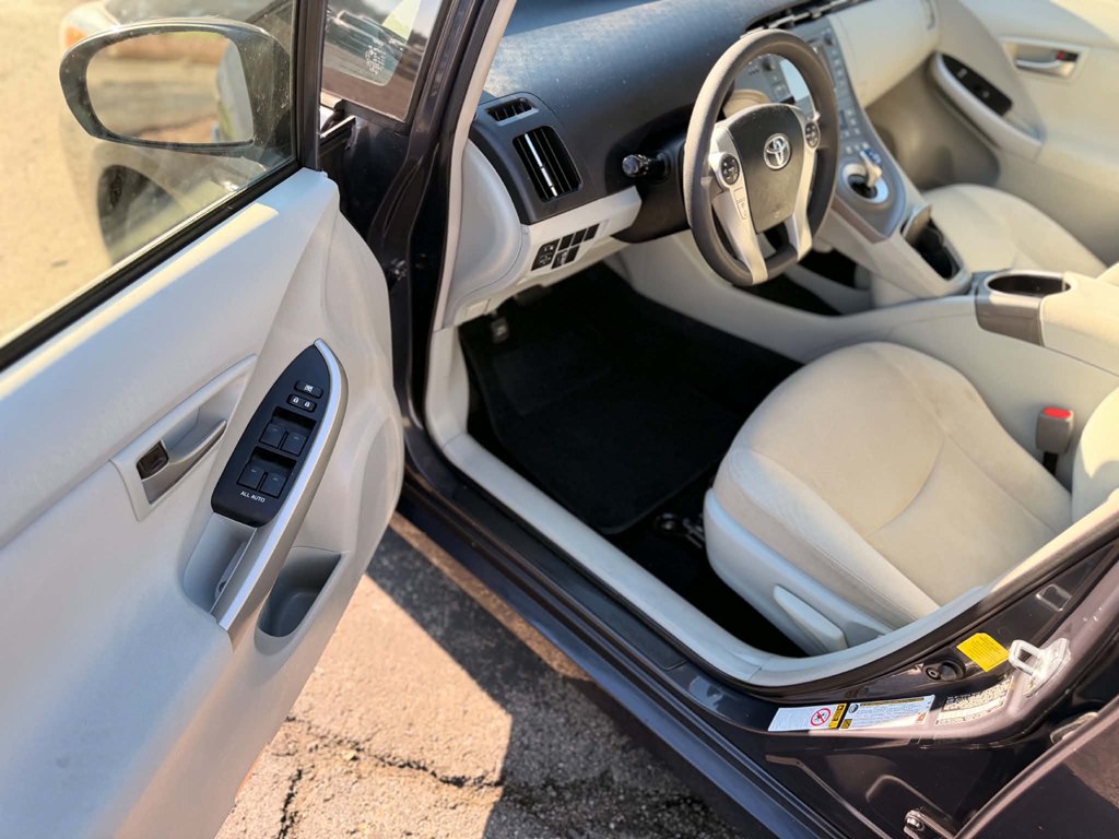 Photo 8 of this TOYOTA PRIUS