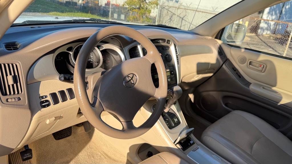 Photo 10 of this TOYOTA HIGHLANDER