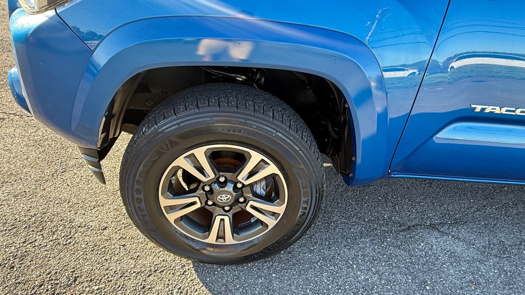 Photo 24 of this TOYOTA TACOMA