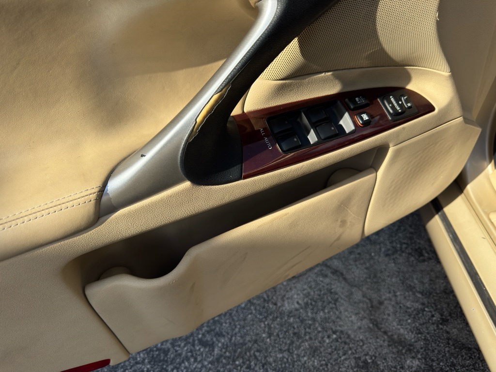 Photo 12 of this LEXUS IS