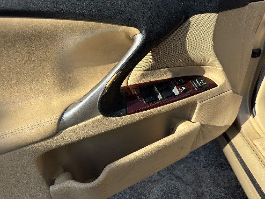 Photo 11 of this LEXUS IS