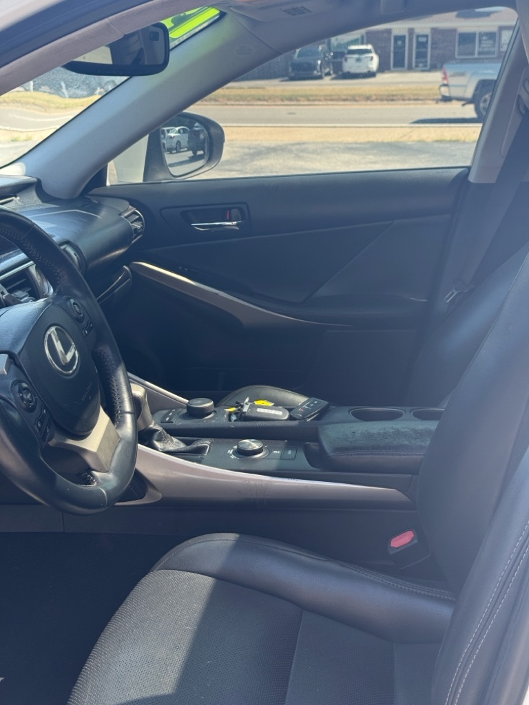 Photo 16 of this LEXUS IS