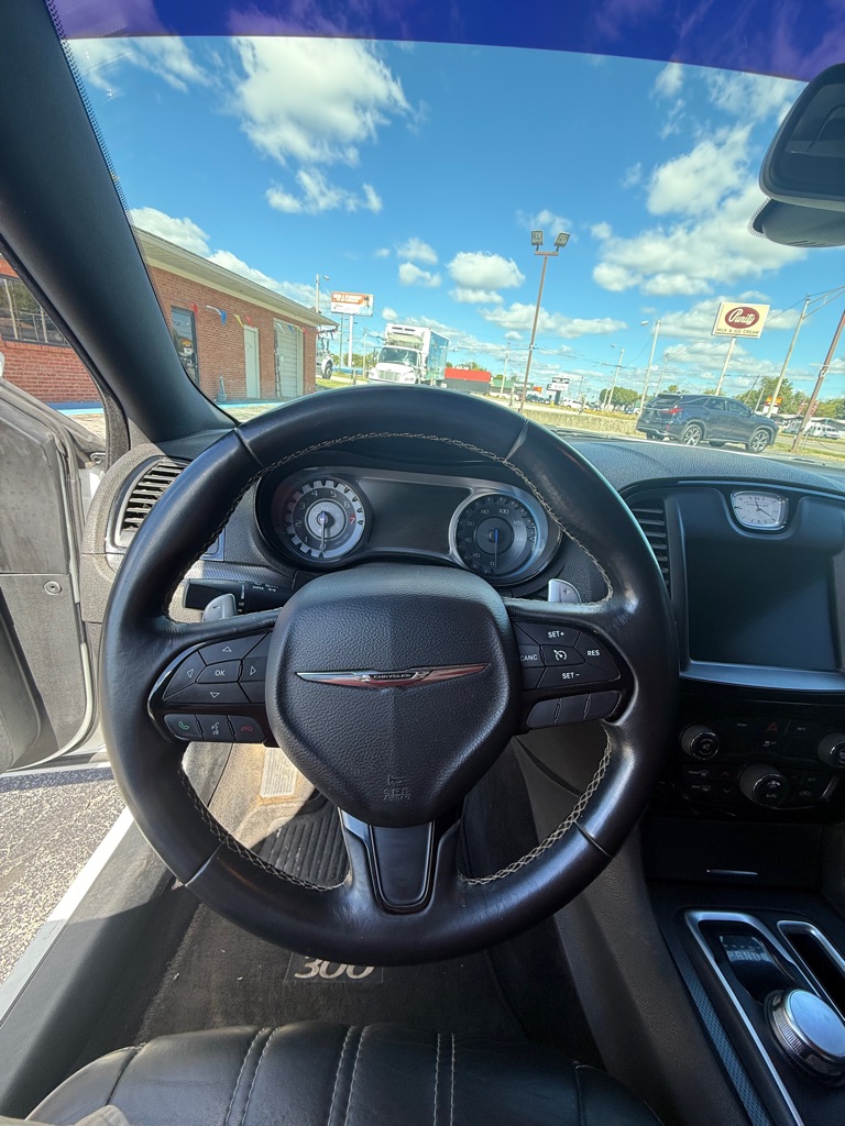 Photo 18 of this CHRYSLER 300